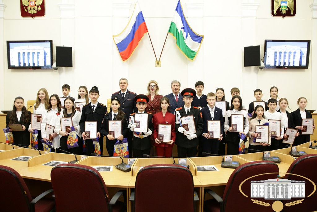 Первые паспорта юным гражданам