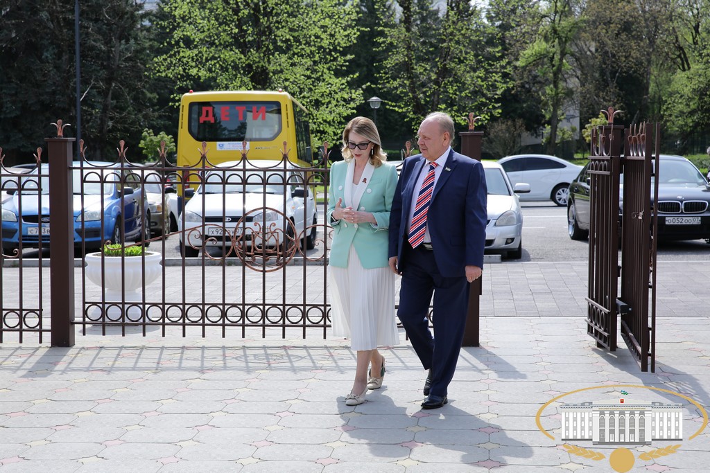 "Нет в России семьи такой, где б не памятен был свой герой…"