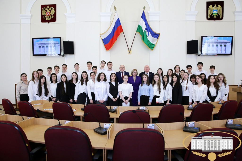 Открытый диалог: депутаты встретились со школьниками
