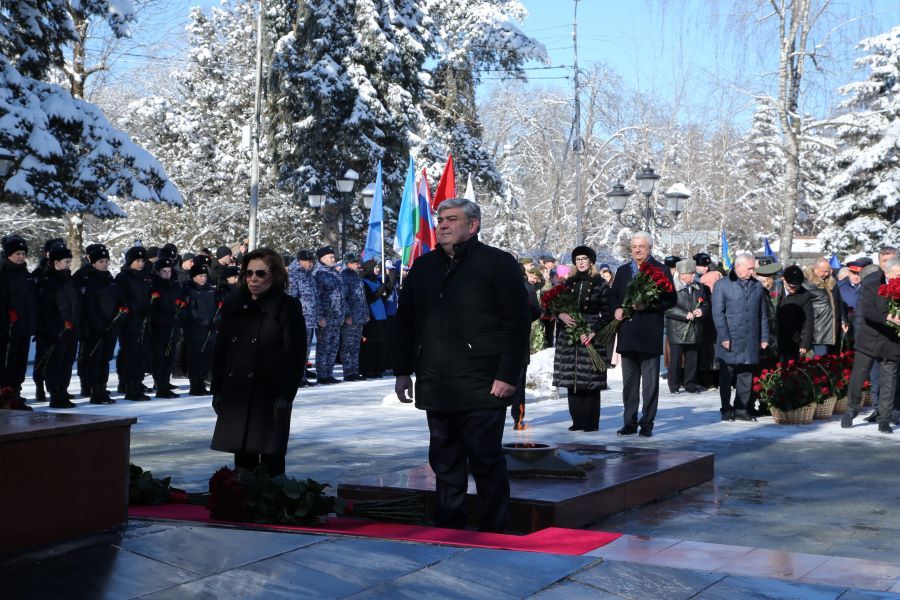 В Нальчике состоялось возложение цветов к Вечному огню Славы