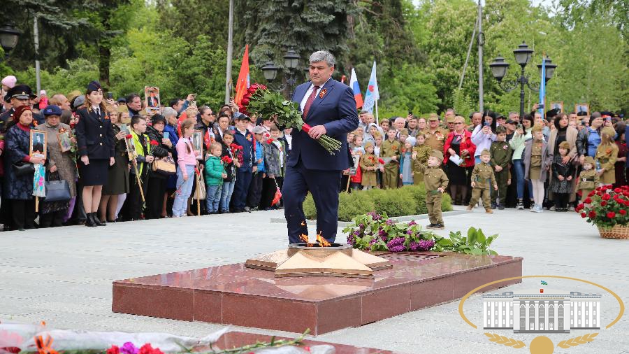 Сегодня, в день празднования Великой Победы, состоялась церемония возложения цветов к мемориалу «Вечный огонь Славы», погибших в Великой Отечественной войне 1941-1945гг.